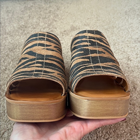 NWOT Lucky Brand Paydin Tiger Platform Mules - Picture 4 of 8